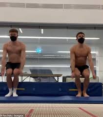 Press conference with tom daley and matty lee after winning gold in the synchronised 10 metres platform at the tokyo 2020 olympics.courtesy of iocplease. Tom Daley Shows Off His Toned Physique As He Practices Diving Board Flips Aktuelle Boulevard Nachrichten Und Fotogalerien Zu Stars Sternchen