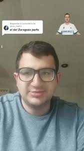 Chico Que Toca El Himno De Zaragoza En El Piano