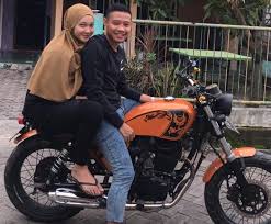 Lewat akun instagram miliknya, evan mengungkap rasa syukurnya usai menikah seperti berikut ini. Evan Dimas Tulis Syair Cinta Menyayat Hati Untuk Sang Istri