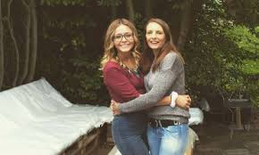 Si vous avez l'intention d'utiliser une image trouvée ici pour un usage commercial, soyez conscient que. Petition Aidez Une Maman Et Sa Fille