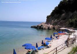 The town is divided into 4 historical districts, all with their own banner. Porto Santo Stefano Cartina