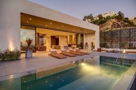 Rumah yang didesain dengan pendekatan fungsional ini mencoba memadukan gaya kolonial modern dan minimalis tropis sehingga sangat cocok dengan kondisi iklim di indonesia. 10 Desain Rumah Mewah Inspirasi Elegan Nan Menawan Notepam