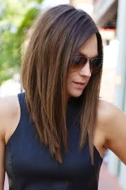 This asymmetrical haircut encompasses a deep facet half, to hide a large forehead on the model's unsubdivided face. Hairstyles Long Thick Hair Round Face Folade
