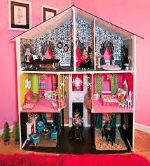 بيت باربي بأيديهم من مواد مختلفة