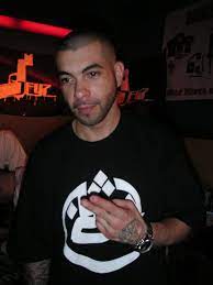 Bu kanalın resmi olarak ayın hayatına girmesi 25 aralık 2000 tarihinde olmuştur. Azad Rapper Wikipedia