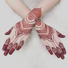 Henna biasa dipakai untuk membuat gambar artistik di kuku, tangan, maupun kaki. Gambar Henna Pengantin Laki Laki
