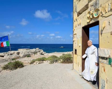 Pope praises US history of welcoming migrants in implicit rebuke to Trump | Pope Leo XIV | The Guardian