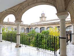 En 'la brújula' desde jerez hablamos con el director de la real escuela andaluza del arte ecuestre sobre el funcionamiento de la institución y la importancia de esta tradición para la economía esp. Instalaciones Escuela De Arte De Jerez