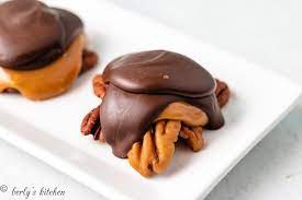 Place 3 pecan halves in a y shape on the foil. Turtle Candies Berly S Kitchen