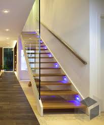 holztreppe mit led beleuchtung unter den stufen die den weg weisen inspiration stammt aus einem haus von fischerhaus treppe haus treppenhaus beleuchtung haus