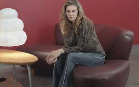 823 347 tykkäystä · 132 153 puhuu tästä. Hd Wallpaper Alicia Silverstone Sitting Chair Seat Young Adult One Person Wallpaper Flare