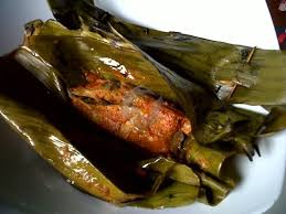 Selain bahan dasar daging, rendang menggunakan santan kelapa (karambia), dan campuran dari berbagai bumbu khas yang dihaluskan di antaranya cabai (lado), serai, lengkuas, kunyit, jahe, bawang putih, bawang merah dan aneka bumbu lainnya yang biasanya disebut sebagai pemasak. Resep Pepes Pindang Tongkol Yang Lezat Dan Nikmat Faktualnews Co