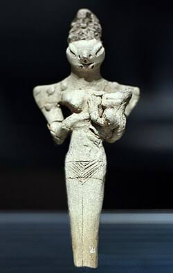 Figura de El Obeid con rasgos de reptil, generada por IA