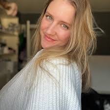 Ariel Powell's Instagram, Twitter & Facebook