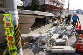 Tsunami yang berukuran 10meter / 23kaki juga melanda jepun menyebabkan rumah, kenderaan hanyut dibawa ombak tsunami. 5 Fakta Gempa Jepang Guncang Fukushima Di Dekat Lokasi Tsunami 2011 Halaman All Kompas Com