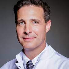 Hauser uses healing cells from the patients' bone marrow or fat for injections into the injured joints, ligaments, and/or tendons. Alfried Krupp Krankenhaus Team