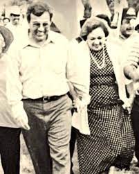 Cuando mi esposa, Socorro, y yo nos casamos, ambos éramos maestros y ella  siempre me recordaba que su trabajo le daba autonomía para darle a su mamá  o comprarse las cosas que