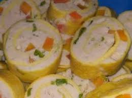 Campur ayam cincang, daun bawang, dua bawang, bawang bombay, wortel aduk rata tambahkan sagu, terigu dan garam, kaldu bubuk, biji pala, merica dan sedikit gula pasir aduk sampai rata. Cara Membuat Rolade Ayam Spesial Nikmat Dan Simpel