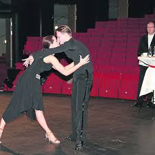 Profitänzerin malika dzumaev tanzte mit stimmungssänger mickie krause durch die shows. Tanzkreisler Und Weltmeister Bremen