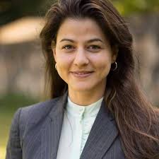 Si le proverbe cité par de Joanna Berenger a été par la suite manipulé pour  coller des photos le liant au premier ministre offrant des prières, le PM  n'aurait pas dû attendre