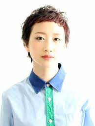 大人のベリーショート50選 ふわふわパーマや外国人風ヘアも キナリノ ピクシーカットカラー アジア人 ショートヘア ピクシーカット