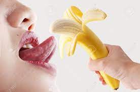 バナナを舐めています。の写真素材・画像素材 Image 6639977