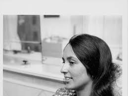 Joan Baez, la guerriera che imbraccia la chitarra come un fucile (che spara  fiori)