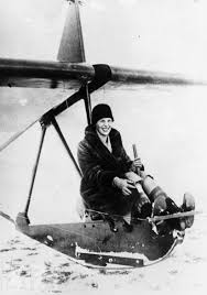 Amelia Earhart Became The First Woman To Fly Solo Across The Atlantic Ocean In 1928 But It Was Her Mysterious Dis Amelia Earhart Amelia Earhart Picture Amelia