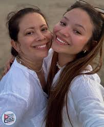 Melanie González Asencio, la joven actriz que interpreta a Laurita en  Sábados de Gloria, tiene el talento en la sangre. Aquí la vemos con su  mamá, Milka Asencio, una mujer hermosa como