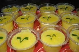 Blender pisang bersama susu cair dan telur Asni Aura Agar Agar Pisang