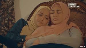 Bersama tiga adik perempuan dan ibu yang tampil bertudung labuh, ramai yang seakan tidak percaya bahawa inilah ahli keluarga fattah amin. Drama Review Lelaki Kiriman Tuhan Farhana Jafri