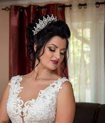 Creăm buchete si aranjamente florale, coșuri, flori pentru nuntă, buchetul miresei, aranjamente de botez, lumanari de nunta si botez, coroane funerare. Coronite Mireasa Regina Despre ViaÈ›a Din Romania