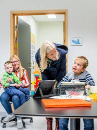Klasse på skulen som har fått ansvaret for skulehagen. Kronprinsparet I Skjak Det Norske Kongehus