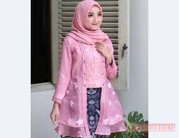 Kebaya kutu baru brokat modern dengan warna abu ini dilengkapi dengan belt yang menjulur hingga kebagian bawah. Model Kebaya Muslim Kutubaru Kombinasi Payung Pink Fashionsista Co Model Model Fashion Terbaru 2021