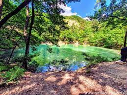 Un lac natural cunoscut în toată lumea ca lacul albastru traseul debutează în centrul orașului baia sprie, continuă pe o. Lacul Albastru Tablou Unic MaramureÈean Taraba Cu Amintiri