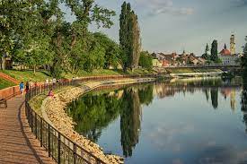 Frumuseţea şi bogaţia carstică şi de biodiversitate a munţilor apuseni, resursele balneare exploatate la băile felix şi 1 mai şi nu numai, patrimoniul construit al oradiei şi diversitatea tradiţiilor şi manifestărilor culturale permit un panou variat de activităţi turistice. Central Apartment Accommodation Oradea Wohnungen Zur Miete In Oradea Bihor County Rumanien