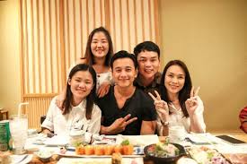 Mai tài phến bất ngờ đệm đàn cho mỹ tâm say sưa hát trước nhiều người hâm mộ. H5kgzzqktbyqtm