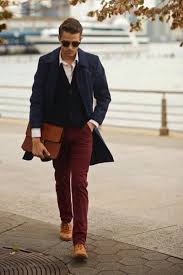 Pantalon Chino Bordeaux Porte Avec Un Pardessus Bleu Marine Pantalon Bordeaux Homme Habillement Homme Pantalon Bordeaux