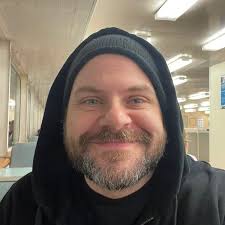 Nhân viên Alabama này không vui khi các cầu thủ Oklahoma chụp ảnh trên logo  tiền vệ sau khi đánh bại Crimson Tide ở Tuscaloosa. #alabamafootball #rtr  #cfb