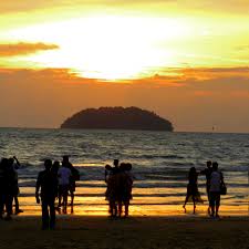 We arrived here about 1pm and the beach was deserted. Why Tanjung Aru Is The Most Popular Beach In Kota Kinabalu Malaysia