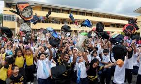 Seperti yang kita ketahui negeri kelantan cuti umumnya adalah pada hari jumaat dan sabtu. Sekolah Tak Perlu Ganti Cuti Peristiwa Empat Hari Setahun Semasa Mstar