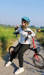 Gambar kartun romantis naik sepeda.ketimbang wajah kamu murung lebih manis tersenyum melihat gambar. 260 Wanita Ideas In 2021 Girl Hijab Beautiful Hijab Hijab Chic
