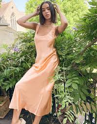She sometimes will have multiple crushes at the same time but is loyal and will never cheat. Weekday Noemi Midikleid Aus Satin In Leuchtendem Apricot Asos
