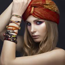 La coiffure année 20 prend un look plus masculin mais elle demeure romantique, en se caractérisant aussi par de jolies vagues et ondes douces.les femmes. Coiffure Idees Pour Se Coiffer Avec Un Foulard Dans Les Cheveux Magazine Avantages