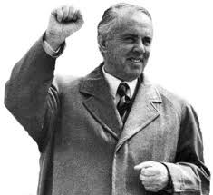 El socialismo en Albania y el retroceso capitalista - Enver Hoxha y la revolución albanesa (MUY INTERESANTE!) Images?q=tbn:ANd9GcQMx5InIaw9oVjIrbsOWXrX_IXfr_3ZCANtfTaXo2oxlOsHHUNt