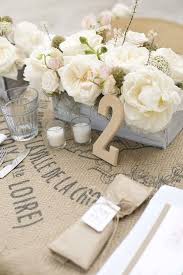 Retrouvez toute la décoration pour un mariage de rêve sur décorerlebonheur.com, décoration de fêtes : Des Tables De Reception De Mariage Chic En Blanc Et Gris Mariage En Vogue