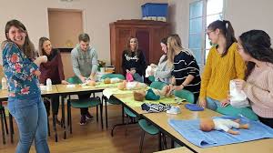 *sur base des avis des clients précédents. Sept Jeunes Formes A La Garde D Enfants