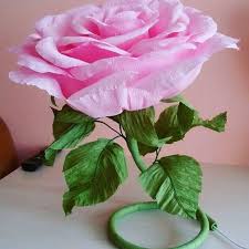 как сделать розу из гофрированной бумаги мастер класс видео Bolshaya Roza Iz Gofrirovannoj Bumagi Dlya Ukrasheniya Komoda Ili Zhurnalnogo Stolika Mozhem Vypolnit V Lyubom Cvete Zakazyva Bumazhnye Rozy Cvety Gigantskie Cvety