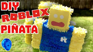 Ideas para organizar una fiesta de roblox, decoración de mesas de postres con tema de roblox, ornamentos para cumpleaños de roblox, centros de mesa para fiestas infantiles de roblox, diseños de pasteles de roblox, invitaciones de roblox para fiestas, decoracion general para un cumpleaños. Roblox Noob Pinata Diy For My Roblox Birthday Party Youtube
