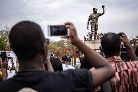 Pas après pas, le mémorial thomas sankara se concrétise. Burkina Faso Unveils Corrected Thomas Sankara Statue Bbc News